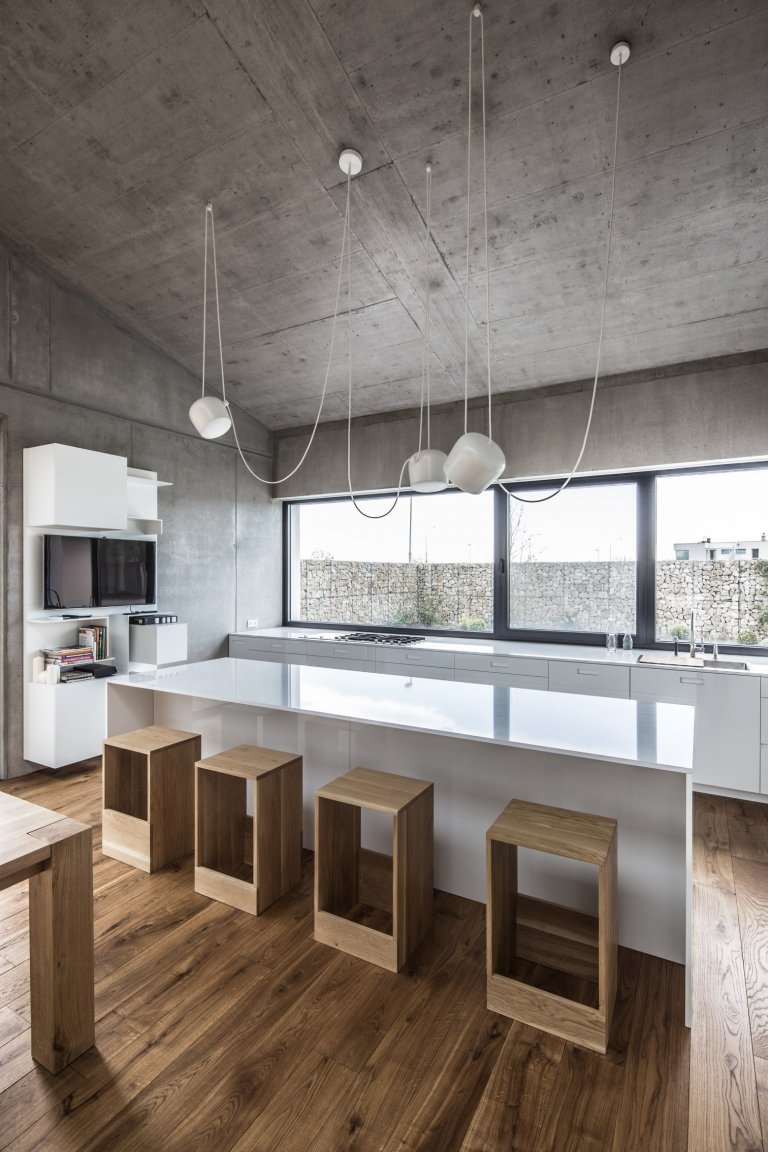 Dům s interiérem z betonu