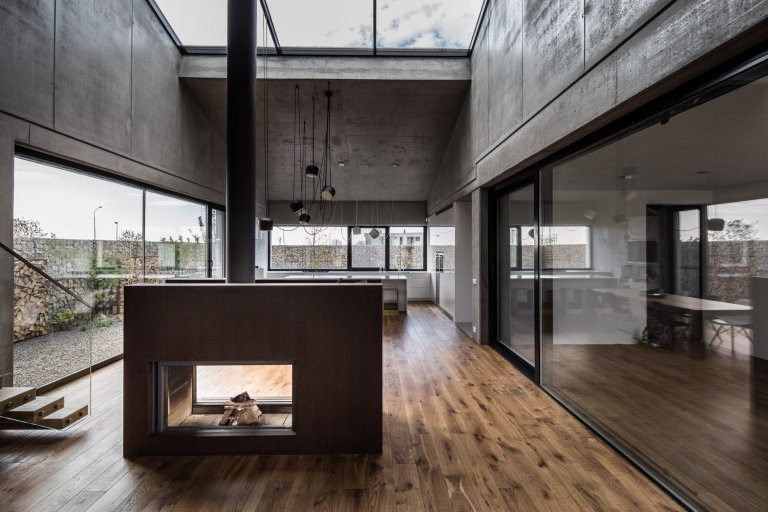 Dům s interiérem z betonu