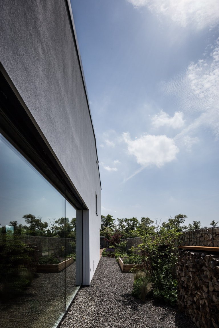 Dům s interiérem z betonu