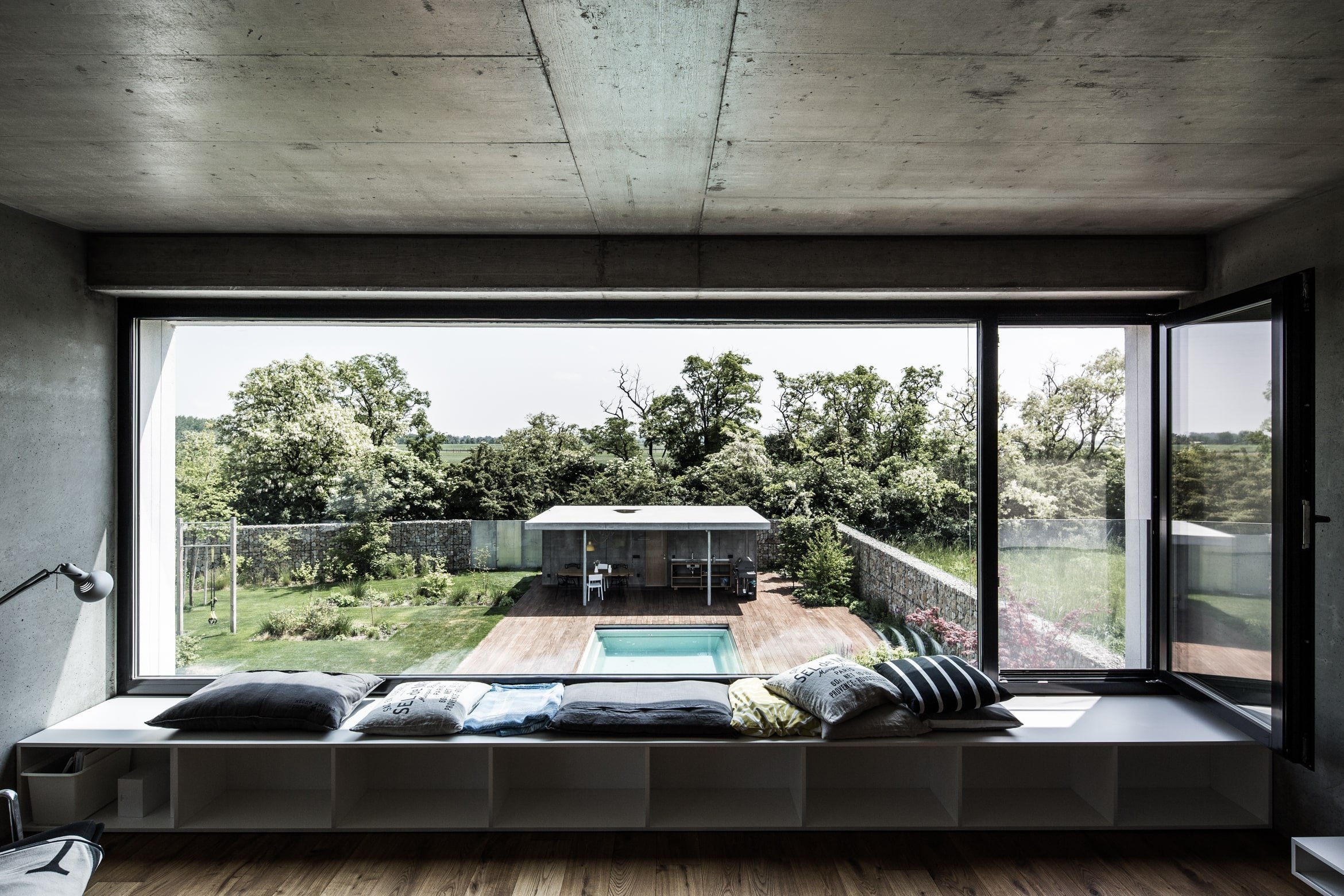 Dům s interiérem z betonu