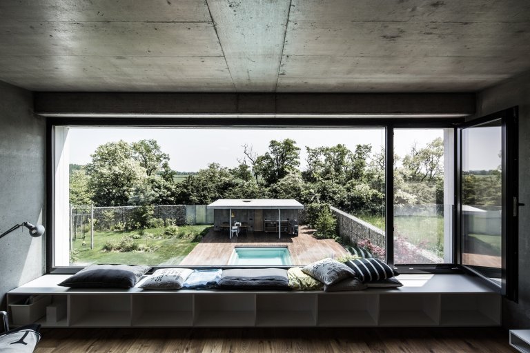 Dům s interiérem z betonu