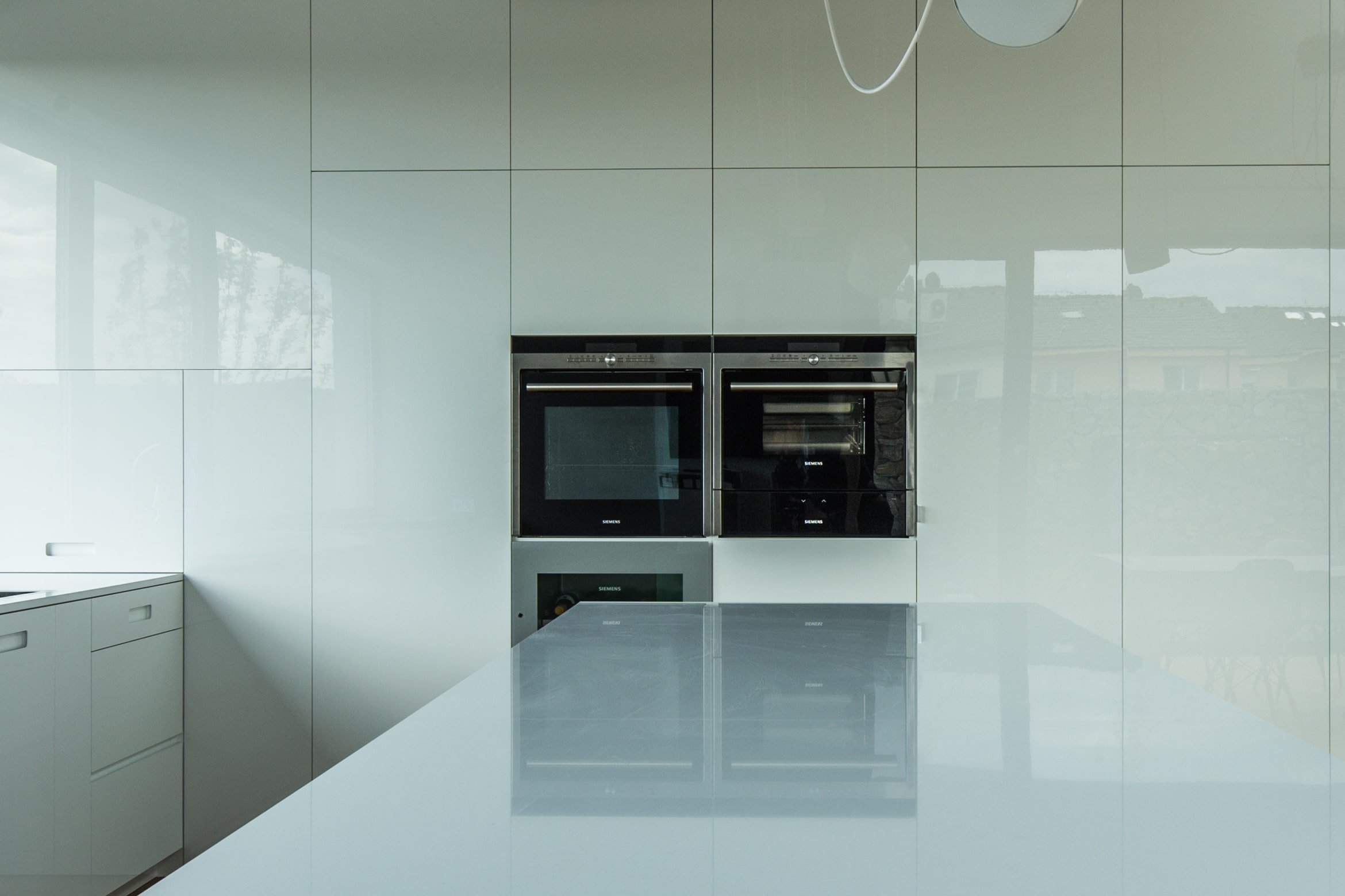 Dům s interiérem z betonu