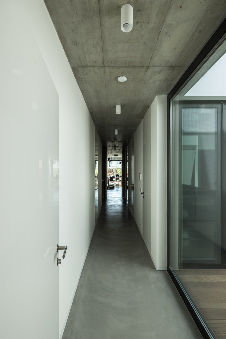 Dům s interiérem z betonu