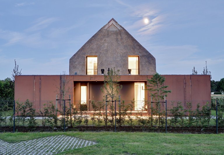 Dům s rákosovou fasádou