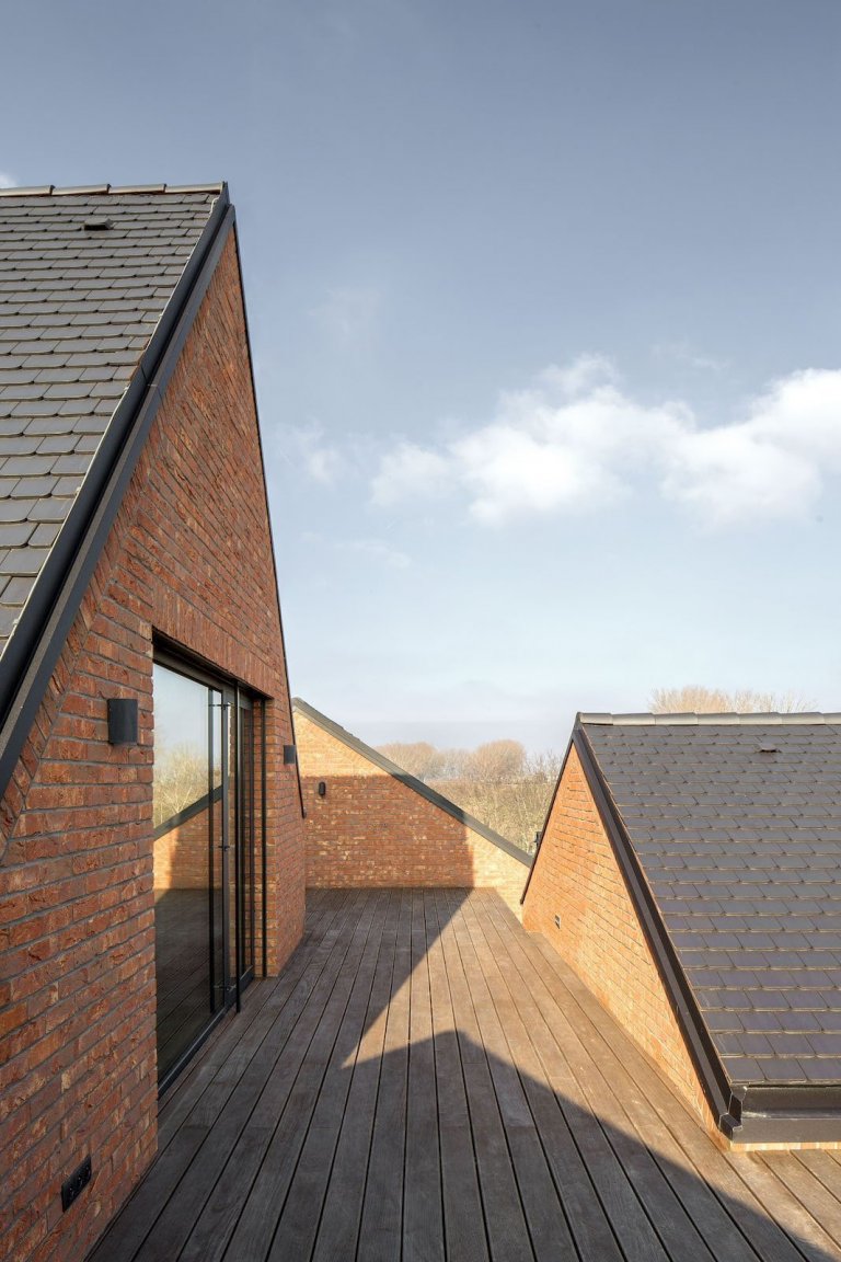 Dům složený ze čtyř celků