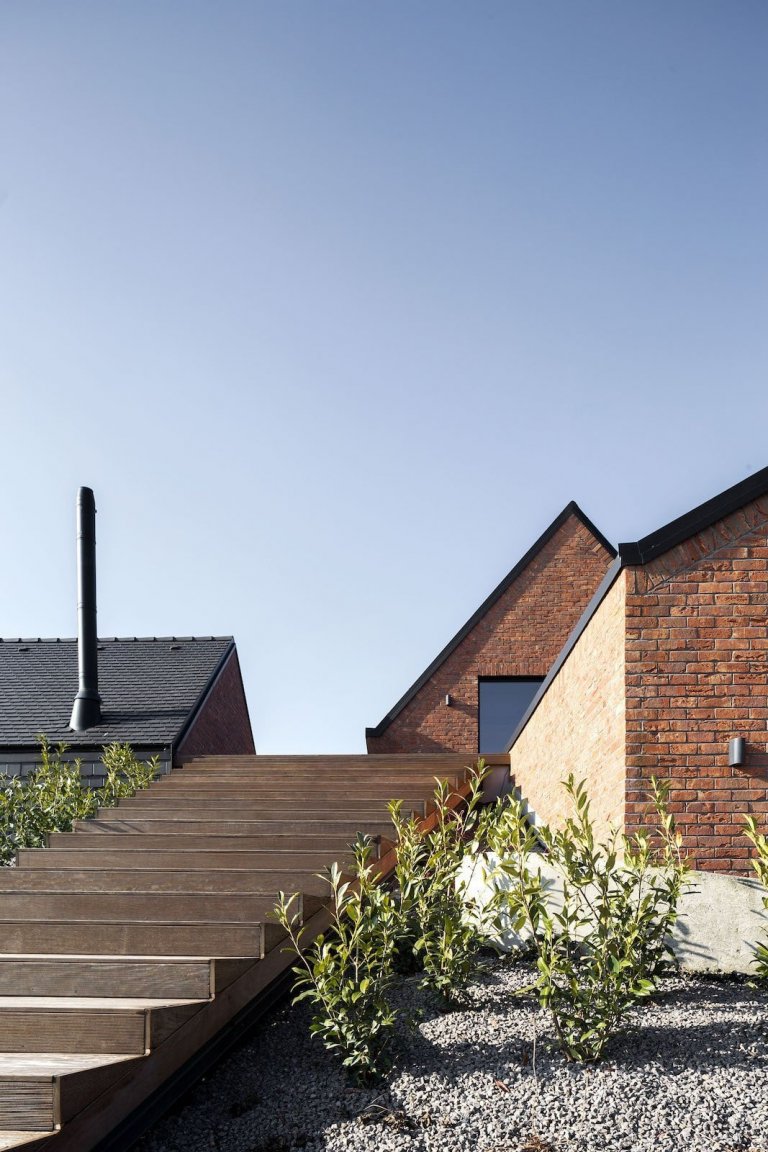 Dům složený ze čtyř celků