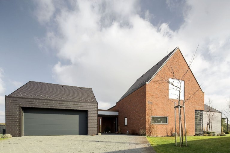 Dům složený ze čtyř celků