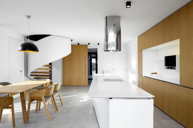 Dům složený ze čtyř celků