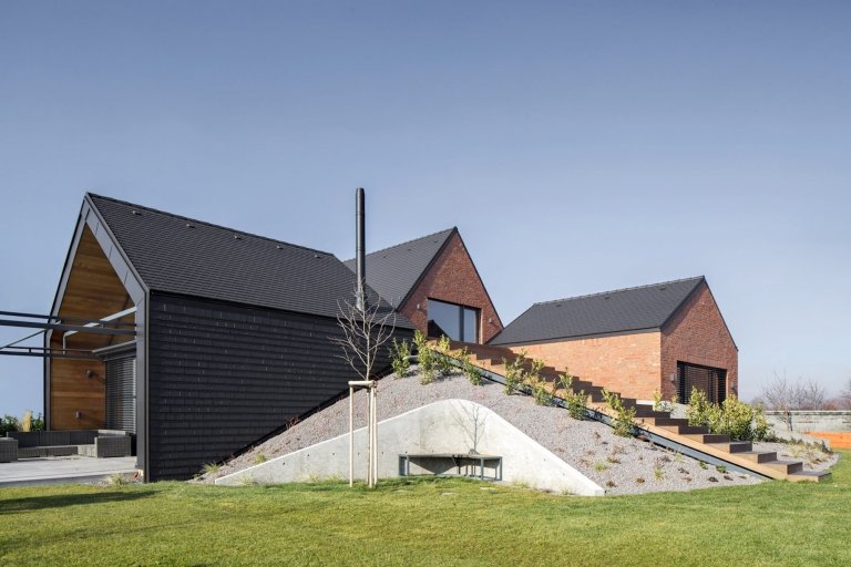 Dům složený ze čtyř celků