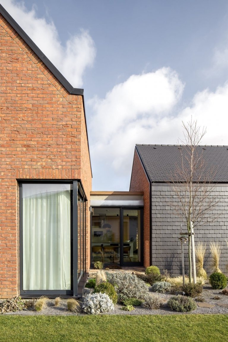 Dům složený ze čtyř celků