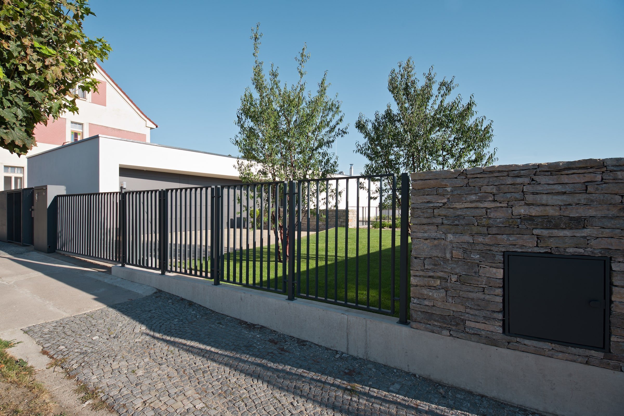 Funkcionalistická vila na skále