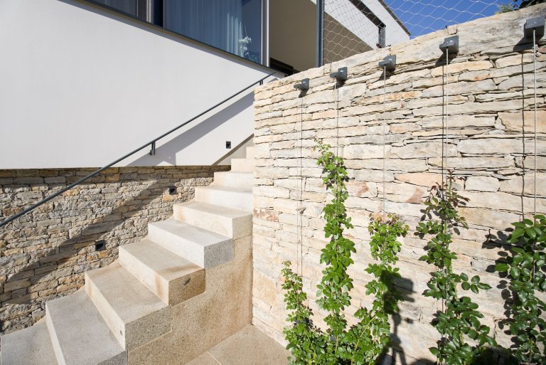 Funkcionalistická vila na skále