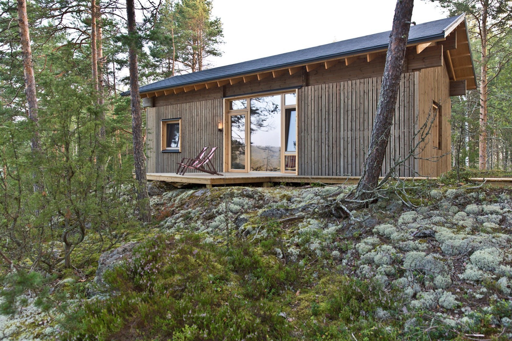 Chata na skále s výhledem na jezero