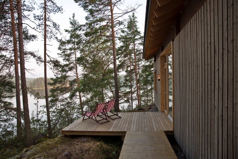 Chata na skále s výhledem na jezero