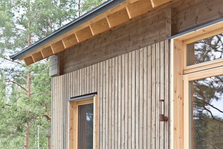 Chata na skále s výhledem na jezero