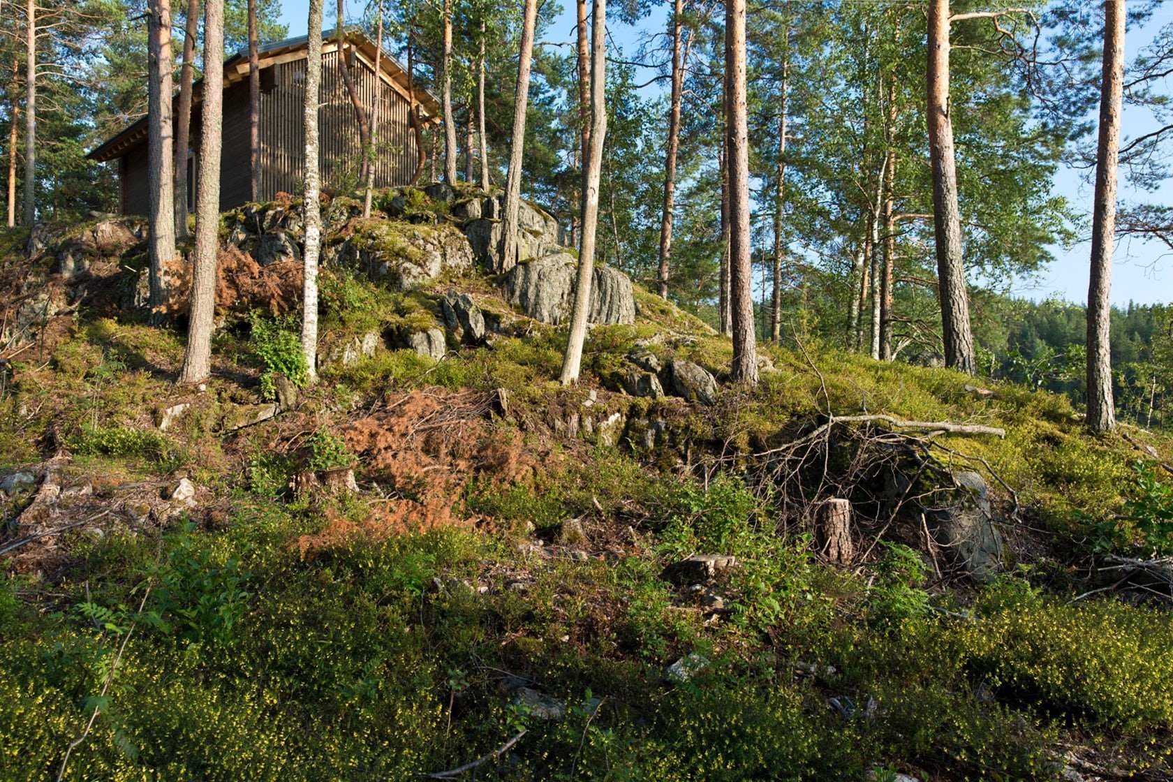 Chata na skále s výhledem na jezero