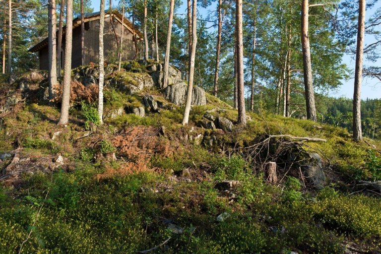 Chata na skále s výhledem na jezero
