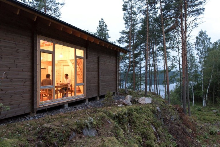 Chata na skále s výhledem na jezero