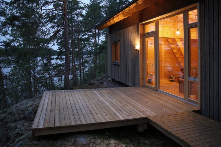 Chata na skále s výhledem na jezero