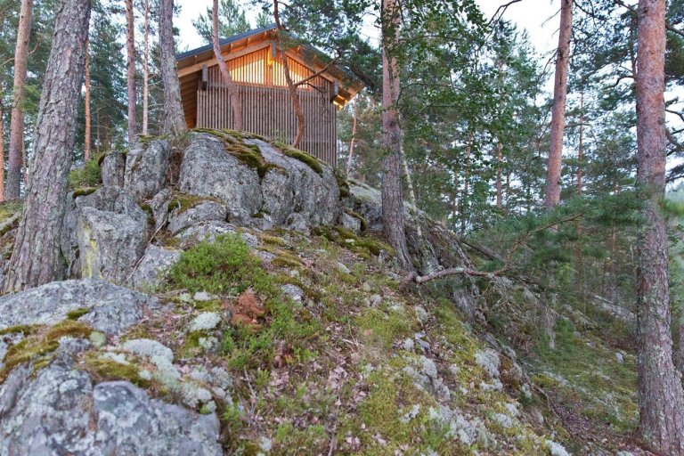 Chata na skále s výhledem na jezero