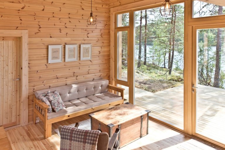 Chata na skále s výhledem na jezero