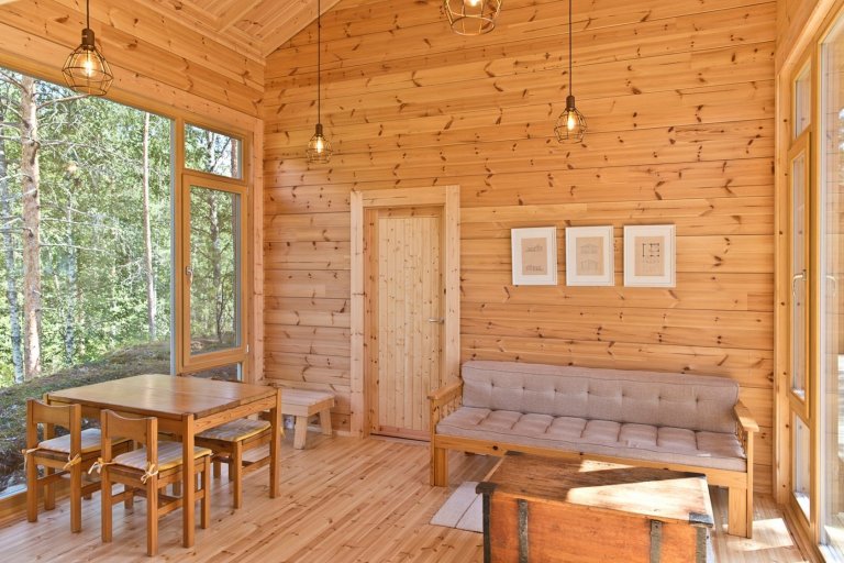 Chata na skále s výhledem na jezero