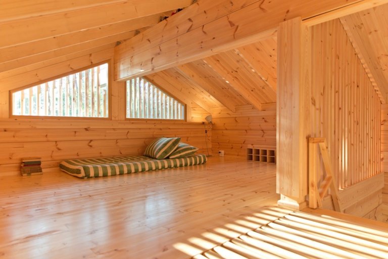 Chata na skále s výhledem na jezero