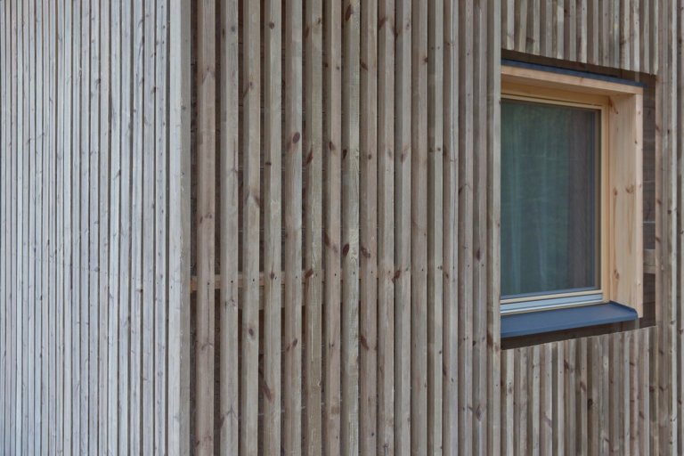 Chata na skále s výhledem na jezero