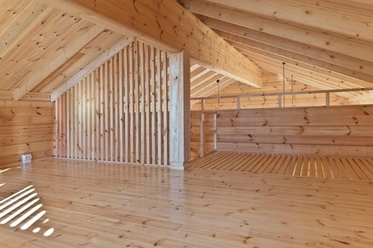 Chata na skále s výhledem na jezero