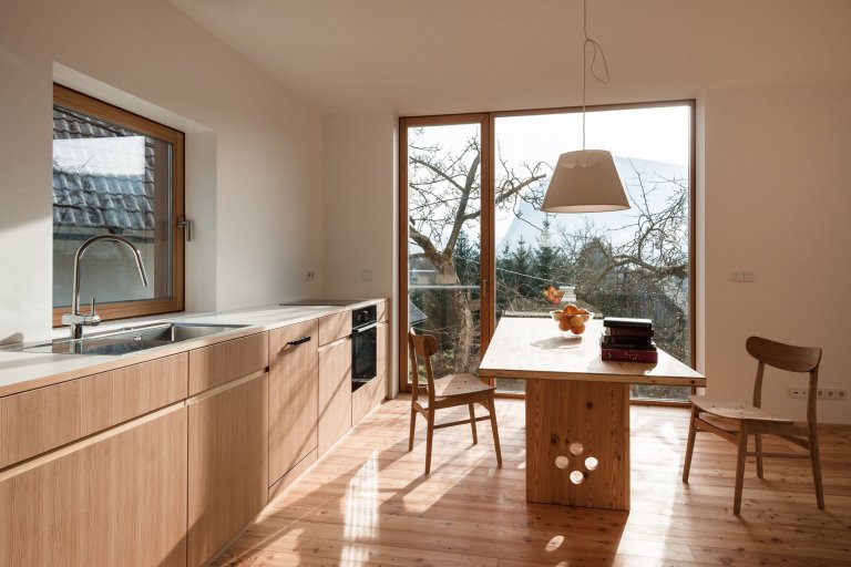 V jednoduchosti je krása – moderní dům v chráněné oblasti