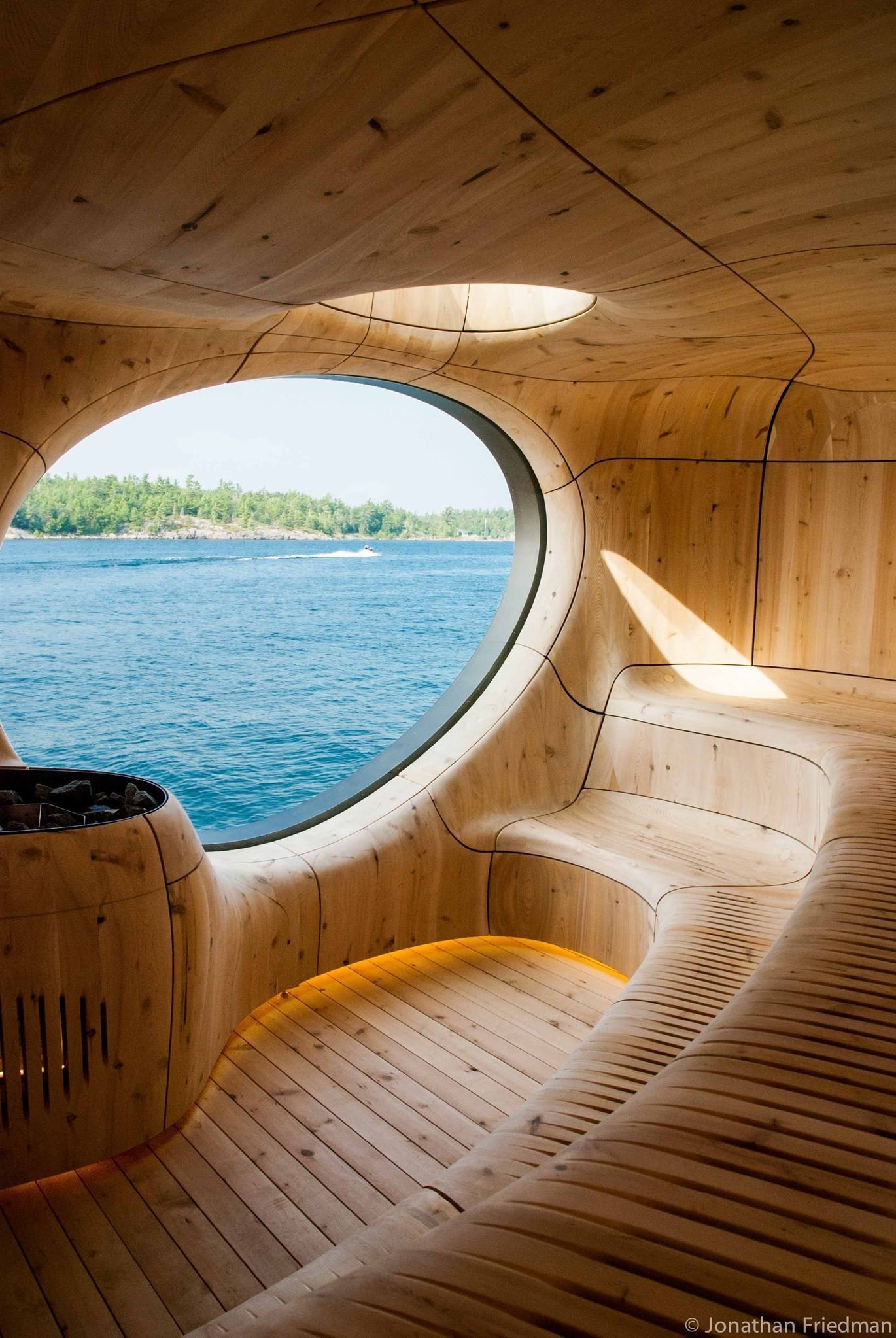 Netradiční sauna s výhledem na jezero