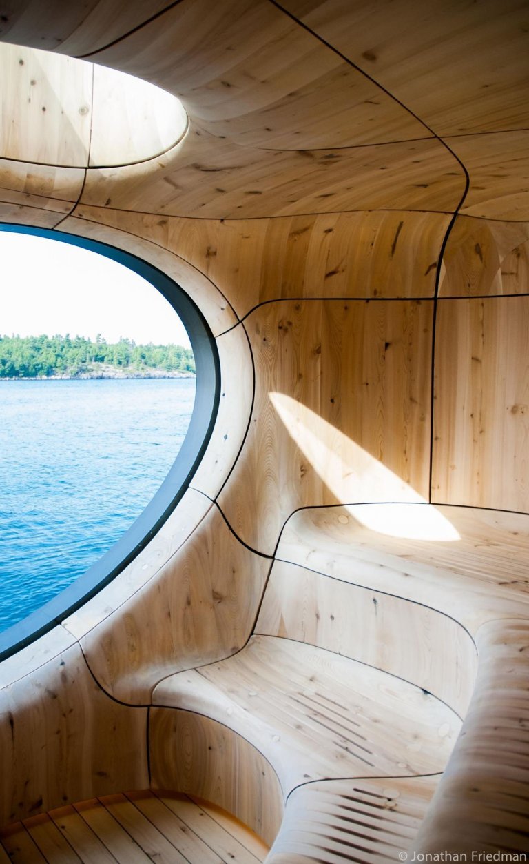 Netradiční sauna s výhledem na jezero