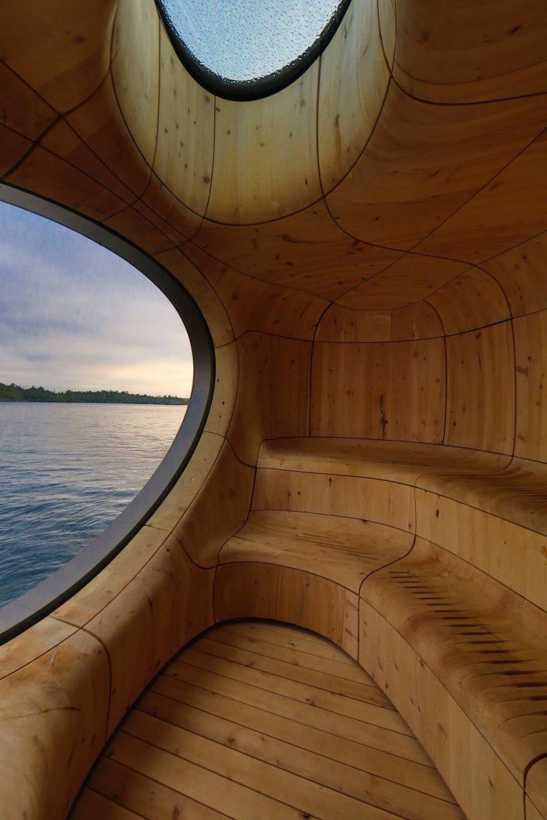 Netradiční sauna s výhledem na jezero