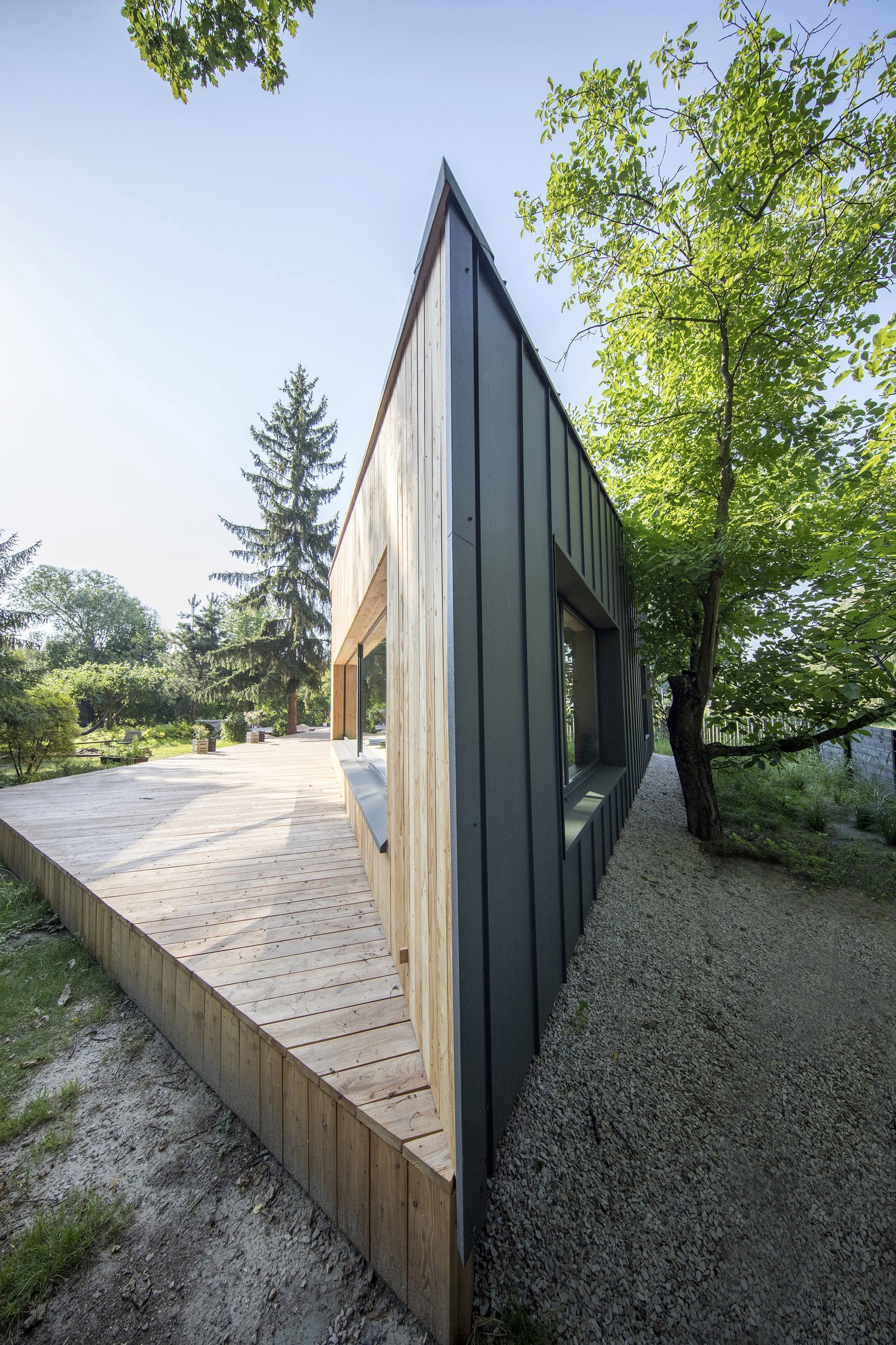 Originální dům s dřevěnou fasádou