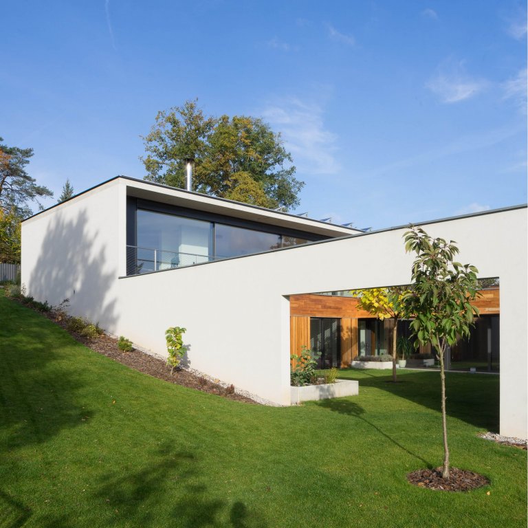 Přízemní dům v symbióze s okolím