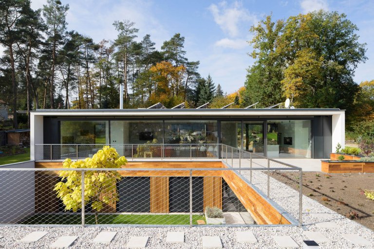 Přízemní dům v symbióze s okolím