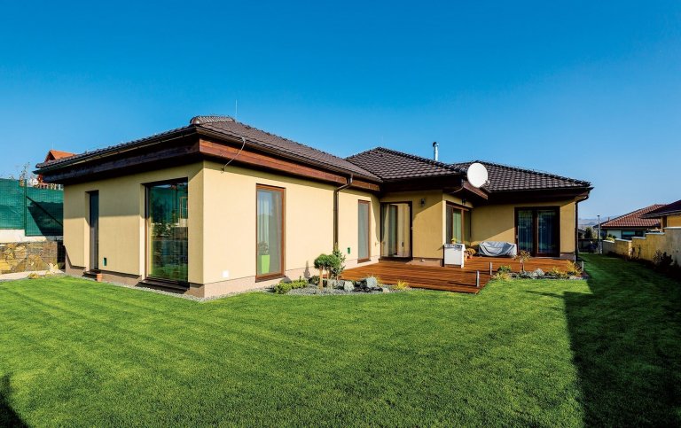 Prosvětlený bungalov s hravým interiérem