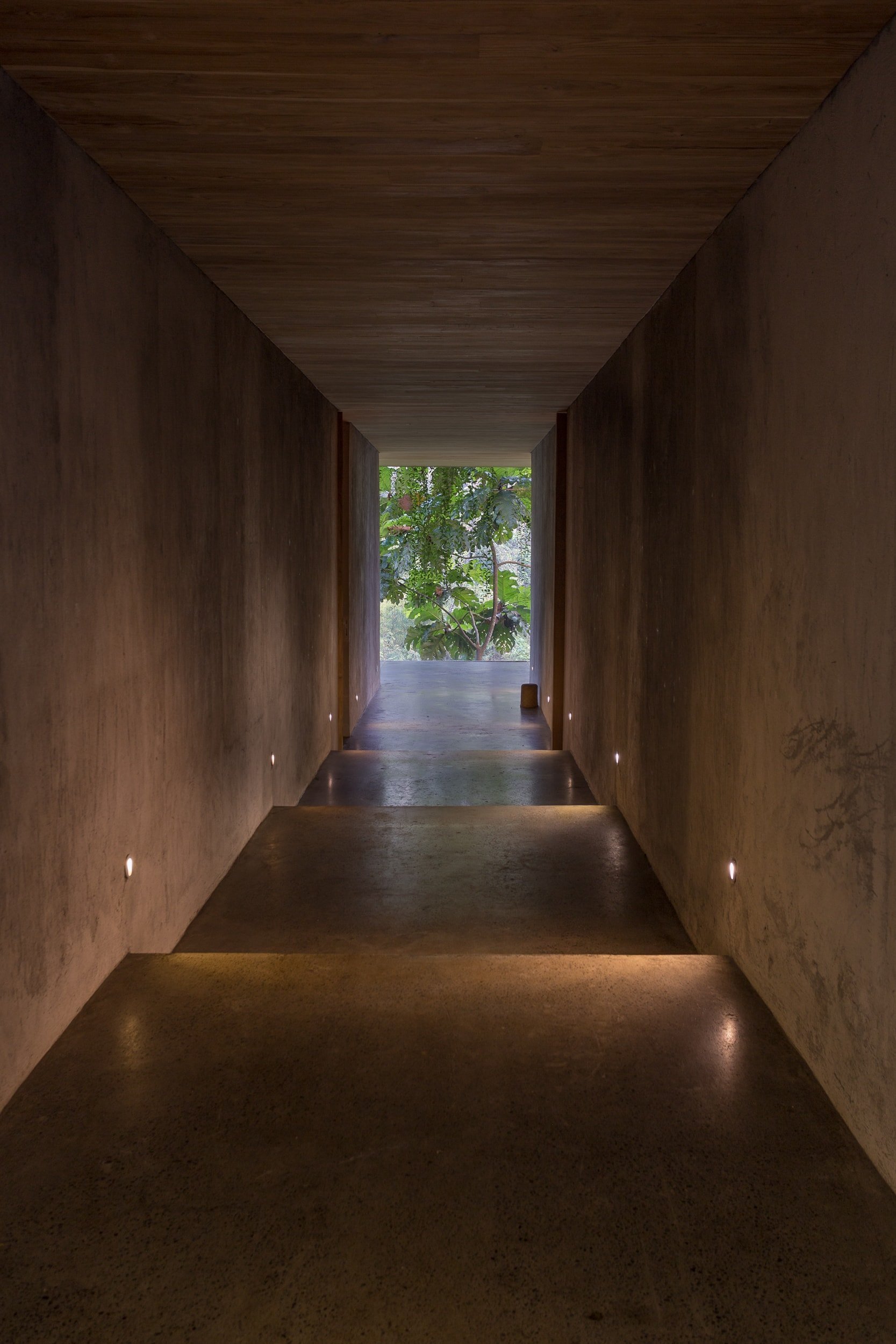 Vila postavená v balijské pobřežní džungli