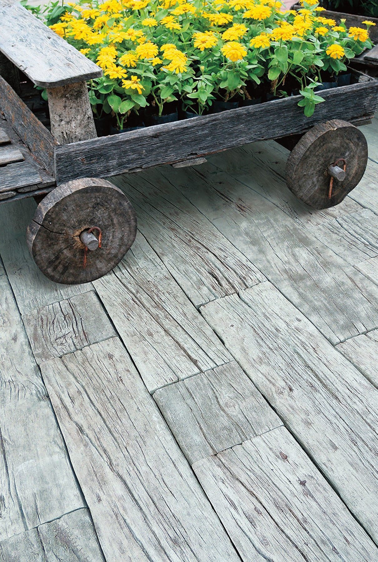 K nerozeznání od opravdových dřevěných prken je produktová řada DITON - Linie dřeva