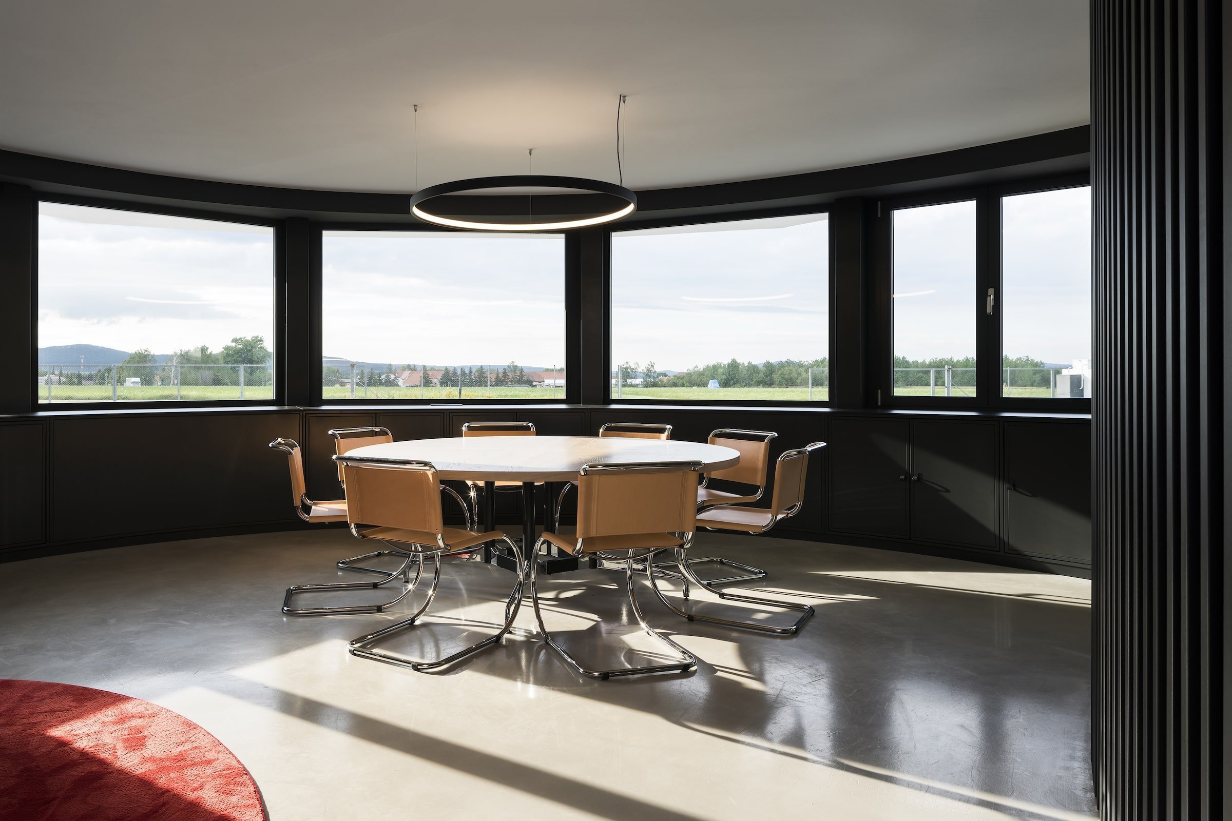 Ze starého hangáru mají skvělé místo pro ultralighty i přátele