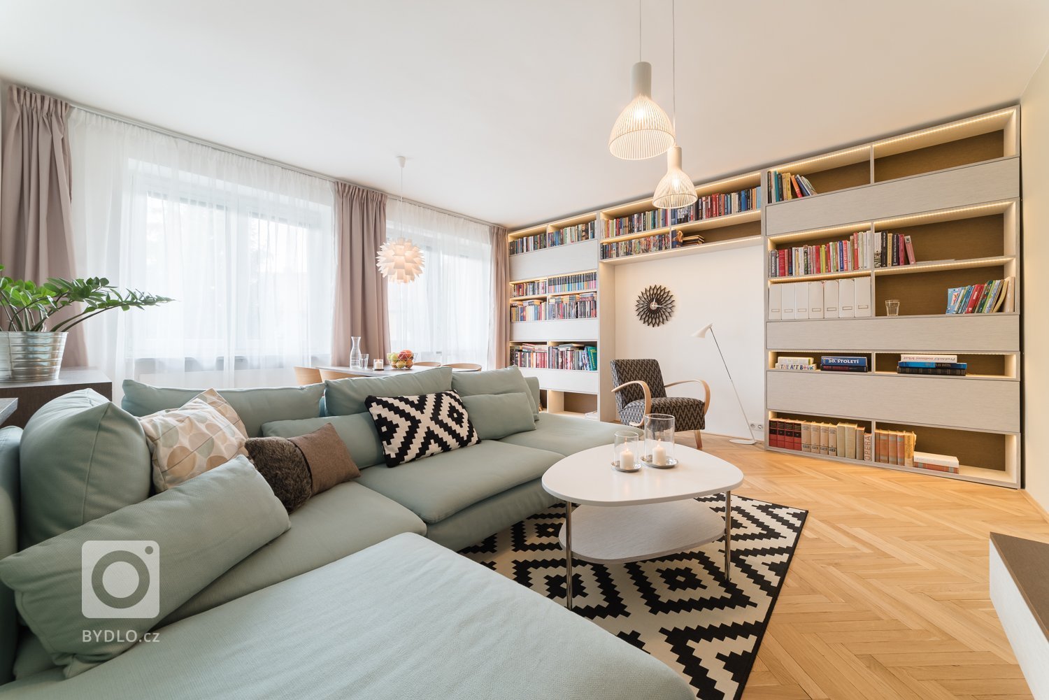 Čerství majitelé třípokojového bytu se dvěma lodžiemi a malým balkonem měli od začátku jasno v tom, že chtějí mít bydlení ve skandinávském stylu. Jenže původně…