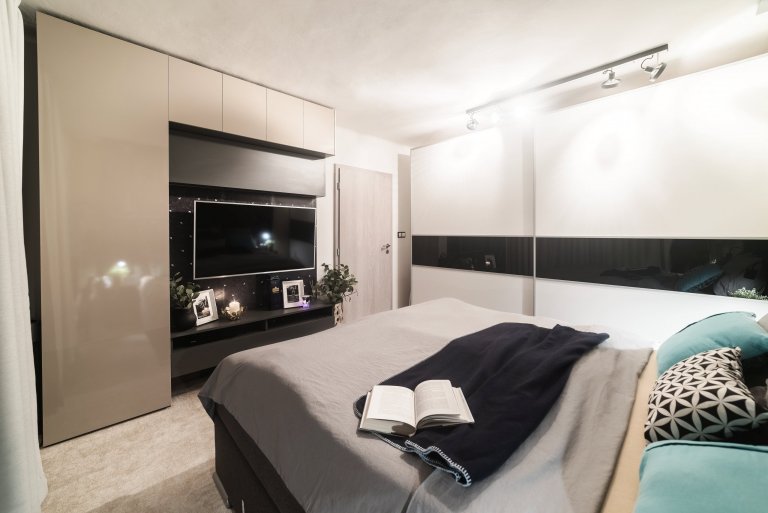 Prostor obývá velmi milý pán - filmový a hudební fajnšmekr. Místo televize je v pokoji promítací plátno, které se spouští ze sádrokartonového podhledu ve…