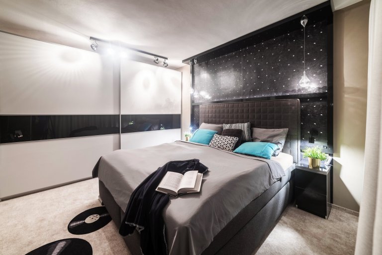 Prostor obývá velmi milý pán - filmový a hudební fajnšmekr. Místo televize je v pokoji promítací plátno, které se spouští ze sádrokartonového podhledu ve…