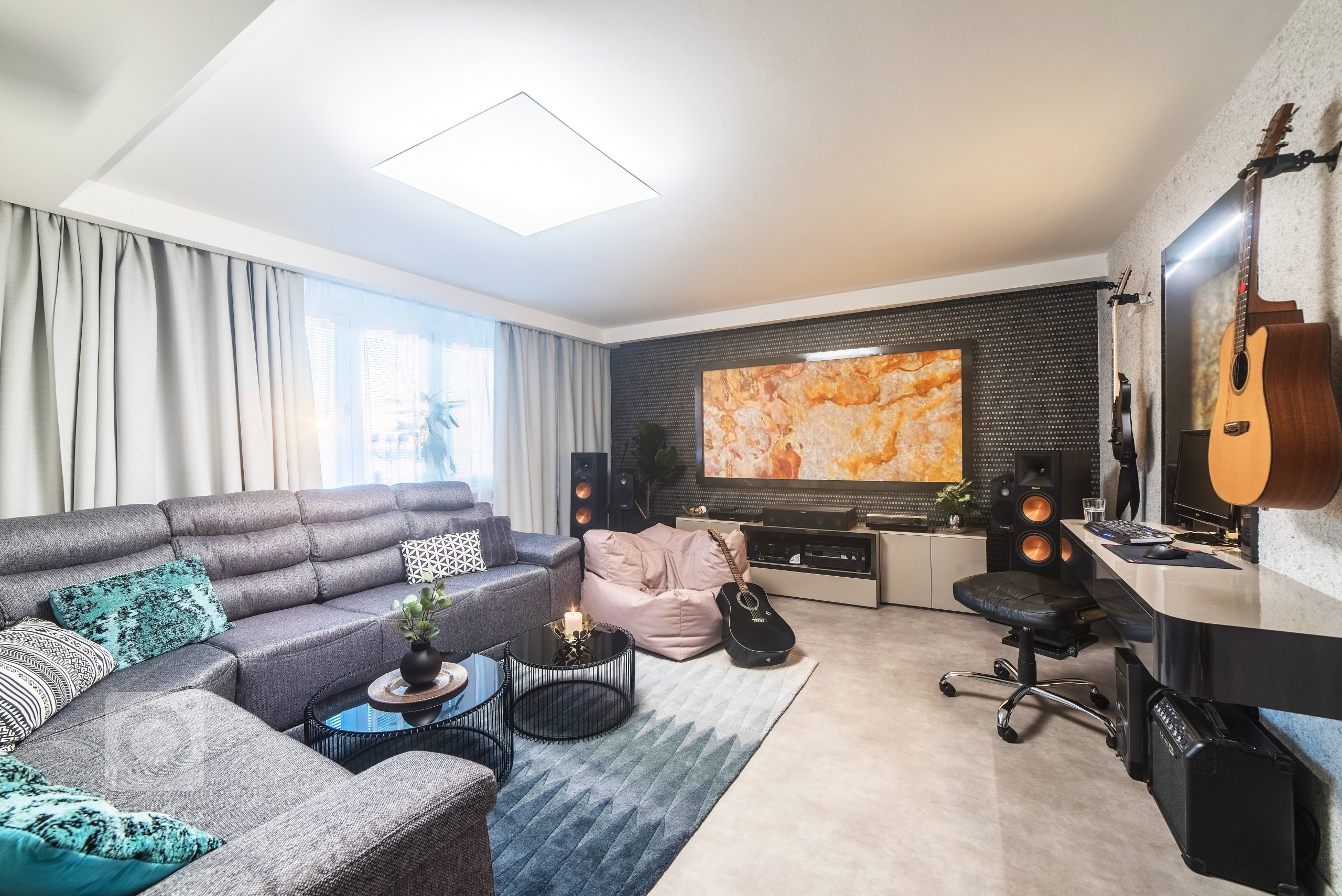 Prostor obývá velmi milý pán - filmový a hudební fajnšmekr. Místo televize je v pokoji promítací plátno, které se spouští ze sádrokartonového podhledu ve…