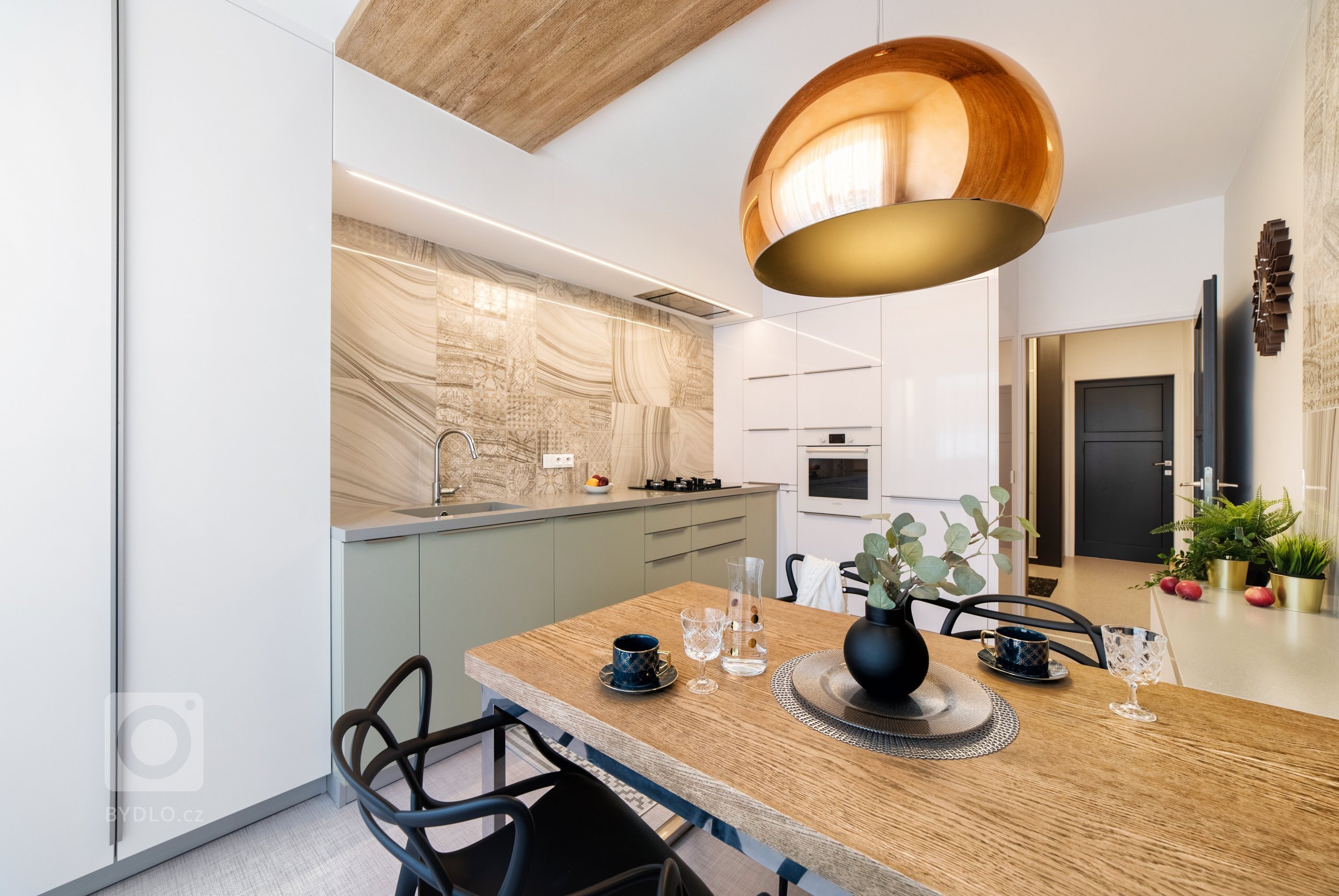 Městský činžovní dům byl postaven začátkem 50. let minulého století. Jednotlivé byty patří městu, ale i přesto se klienti rozhodli, že do městského bytu dají…