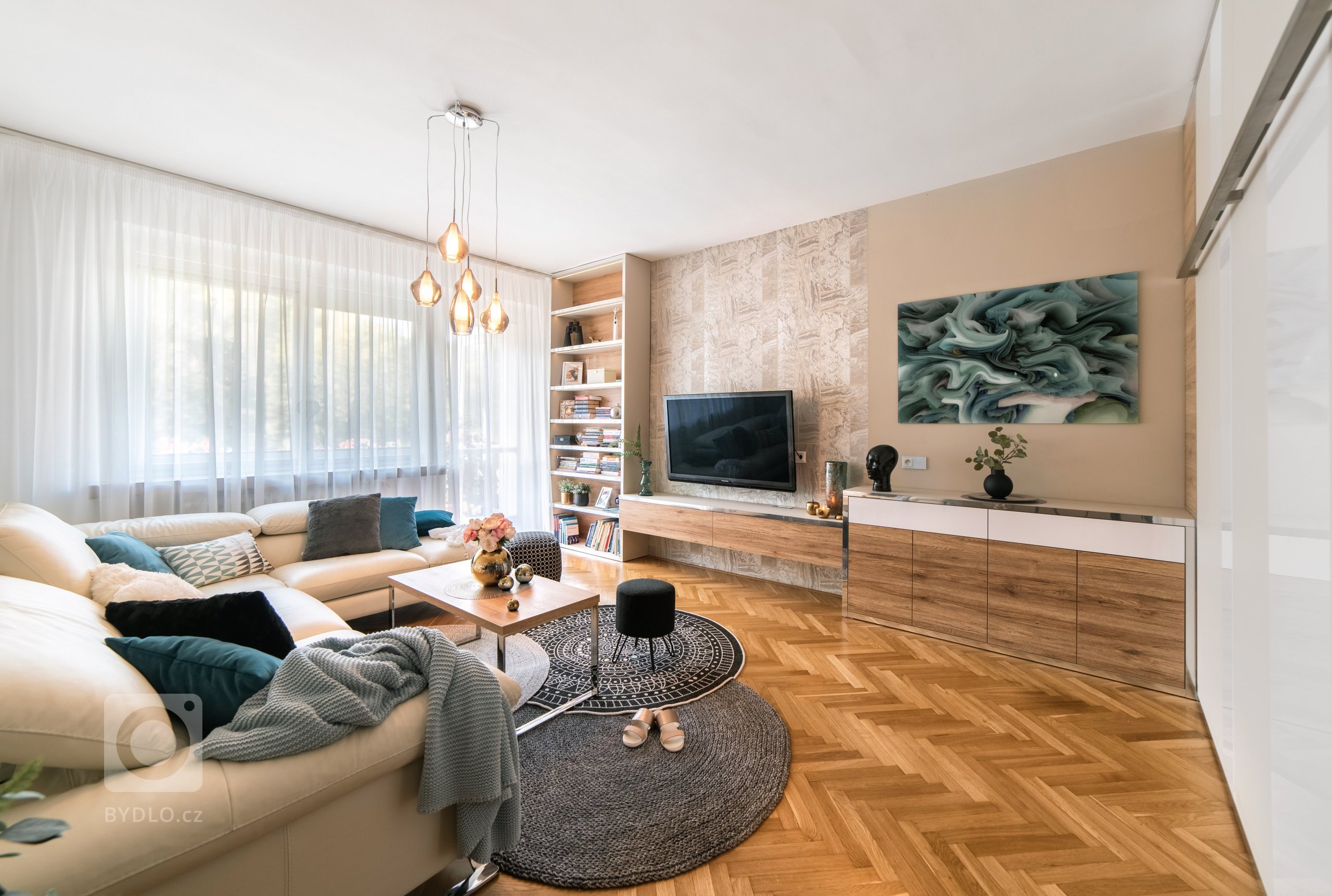 Městský činžovní dům byl postaven začátkem 50. let minulého století. Jednotlivé byty patří městu, ale i přesto se klienti rozhodli, že do městského bytu dají…