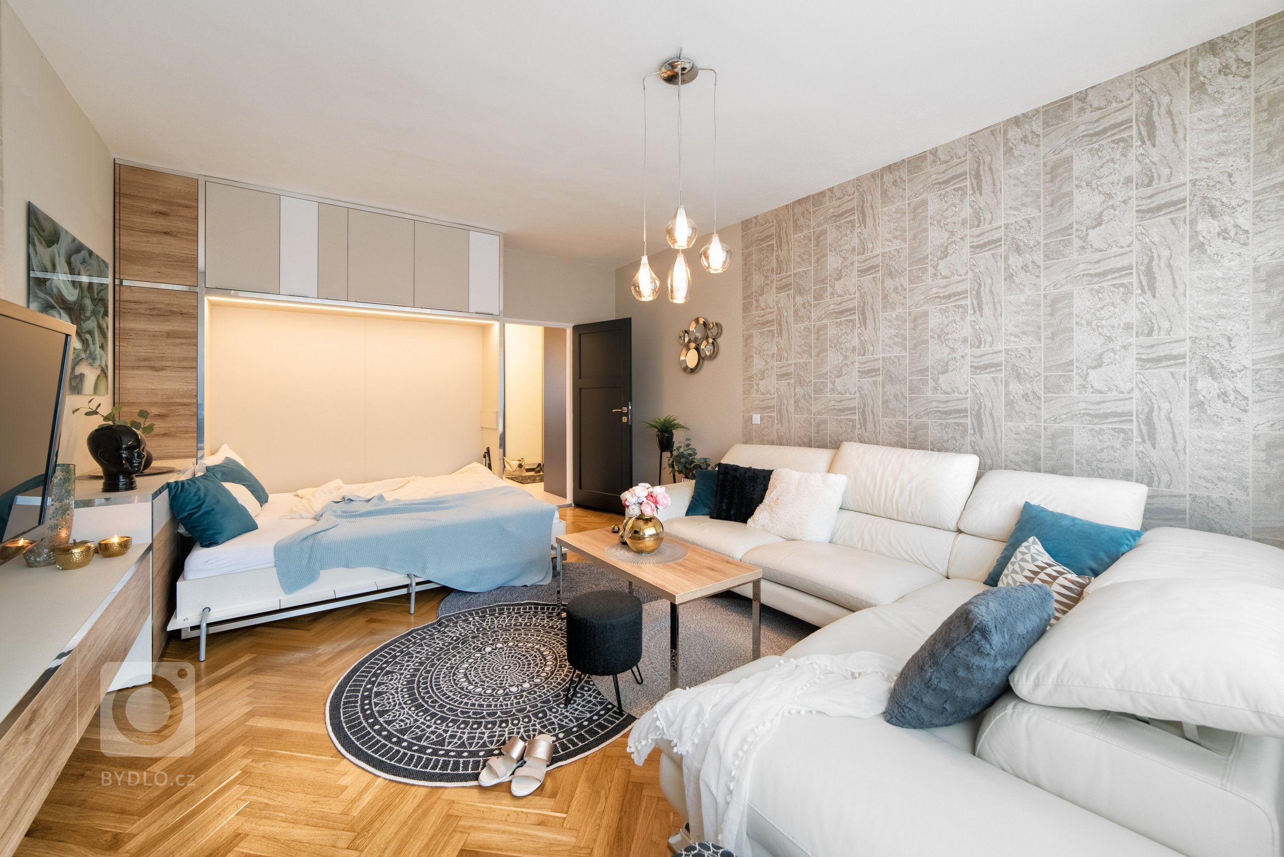 Městský činžovní dům byl postaven začátkem 50. let minulého století. Jednotlivé byty patří městu, ale i přesto se klienti rozhodli, že do městského bytu dají…