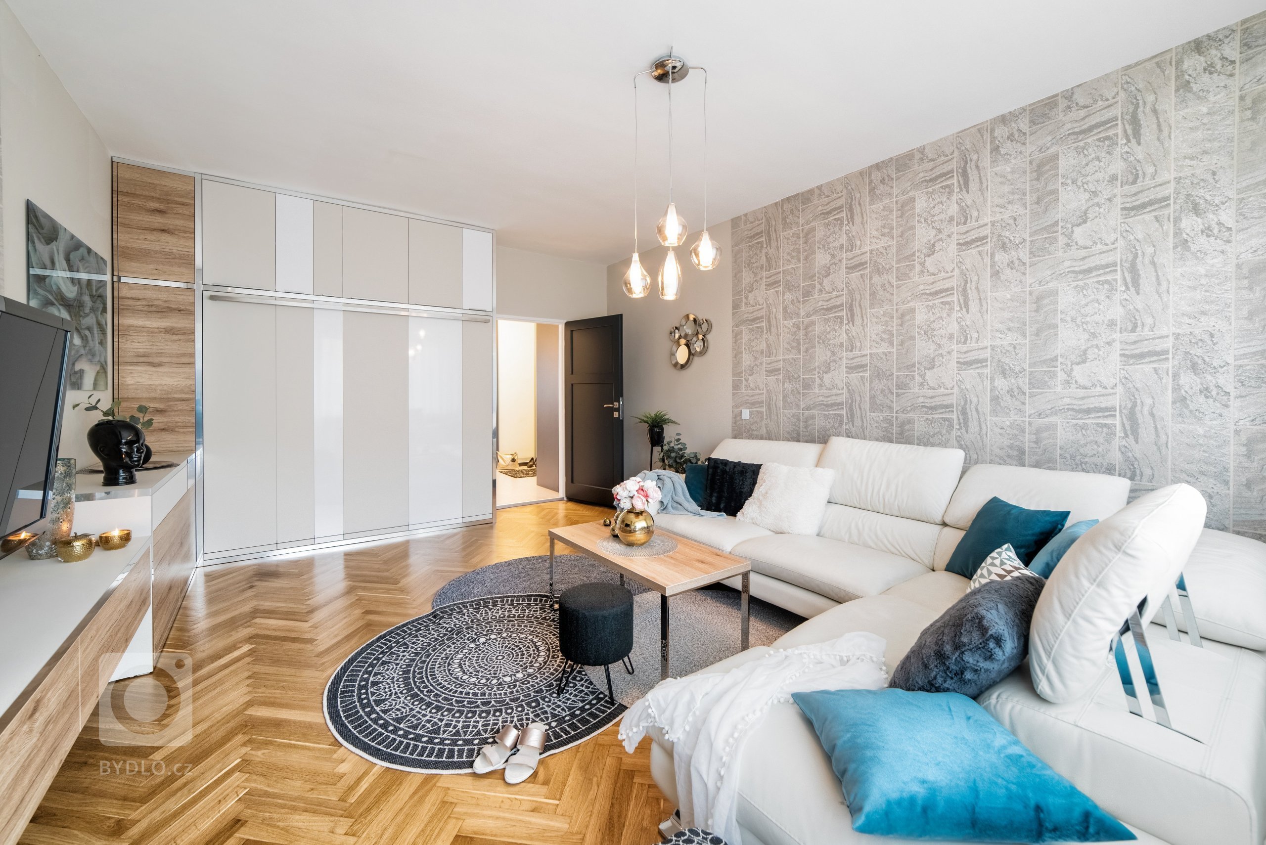 Městský činžovní dům byl postaven začátkem 50. let minulého století. Jednotlivé byty patří městu, ale i přesto se klienti rozhodli, že do městského bytu dají…