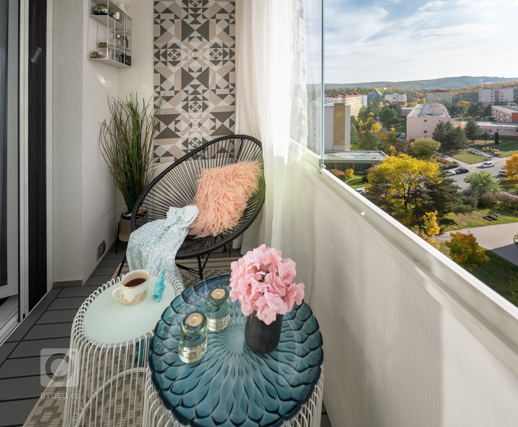 Lodžie náleží panelákové garsonce o výměře 40 m2. Panelákový dům byl postaven v&nbsp;roce 1980. Dům prošel zateplením fasády, tím se bohužel prostor lodžie…