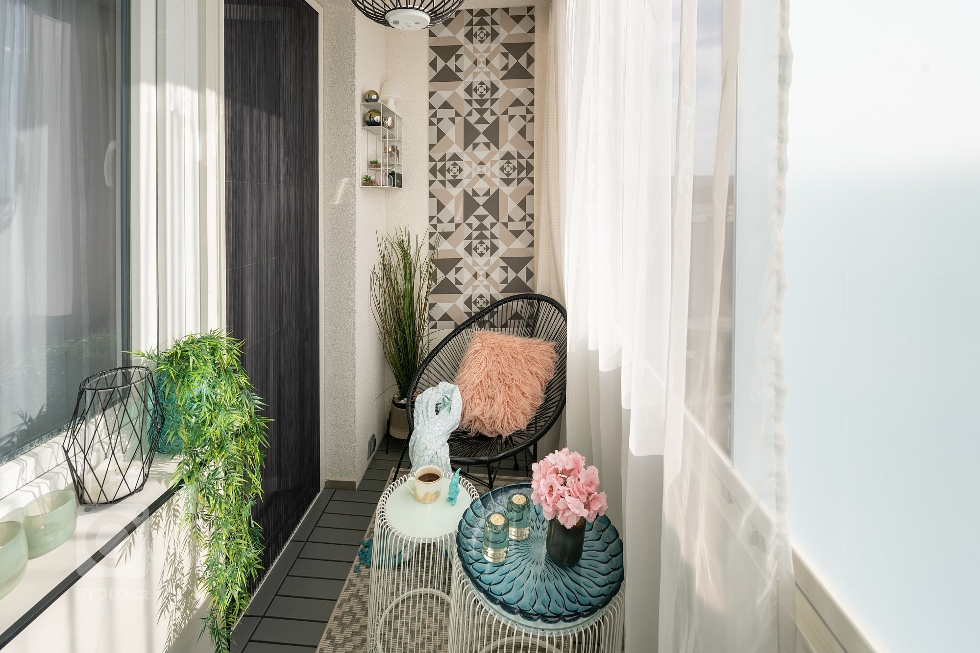 Lodžie náleží panelákové garsonce o výměře 40 m2. Panelákový dům byl postaven v&nbsp;roce 1980. Dům prošel zateplením fasády, tím se bohužel prostor lodžie…